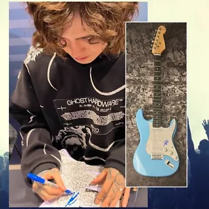 GFA Polyphia Band Chitarrista * TIM HENSON * Chitarra elettrica firmata PROOF COA - Foto 1 di 7