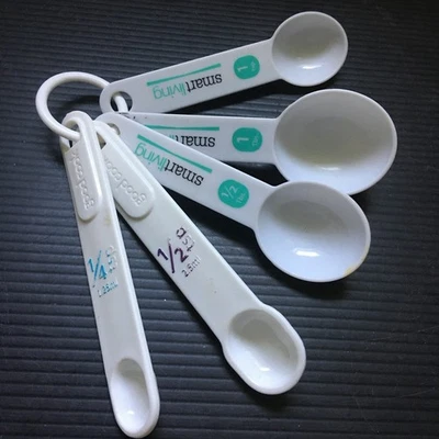 5 Vintage 1990s White Measuring Spoons: Mixed Set (2 Good Cook, 3 Smartliving) - Image 1 of 2
