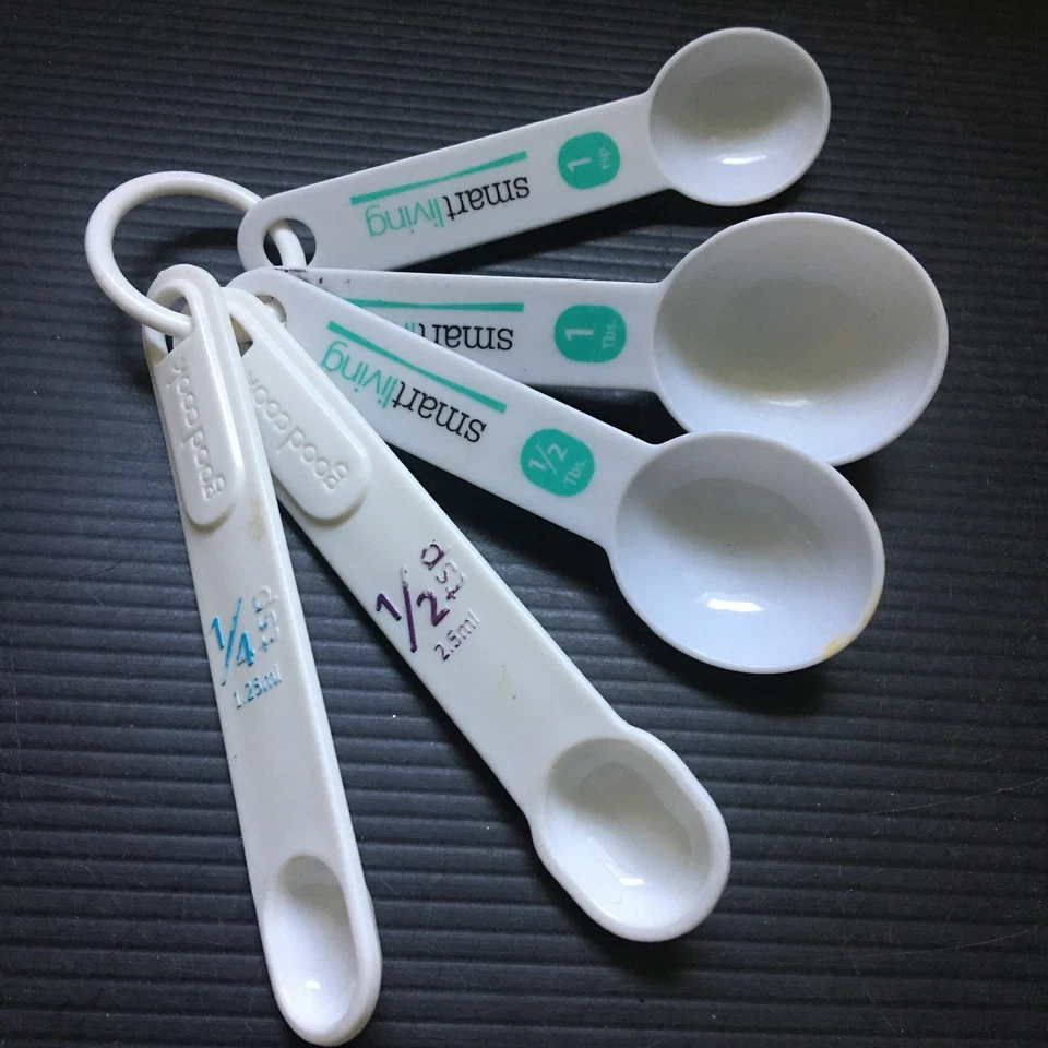 5 Vintage 1990s White Measuring Spoons: Mixed Set (2 Good Cook, 3 Smartliving) - Image 1 of 2