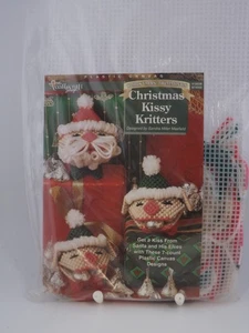 Natale Kissy Kritters The Needlecraft Shop Kit Tela Plastica Babbo Natale Elfo - Foto 1 di 2