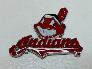 Vecchia spilla da bavero vintage Cleveland Indians capo Wahoo tono argento design cromato - Foto 1 di 2