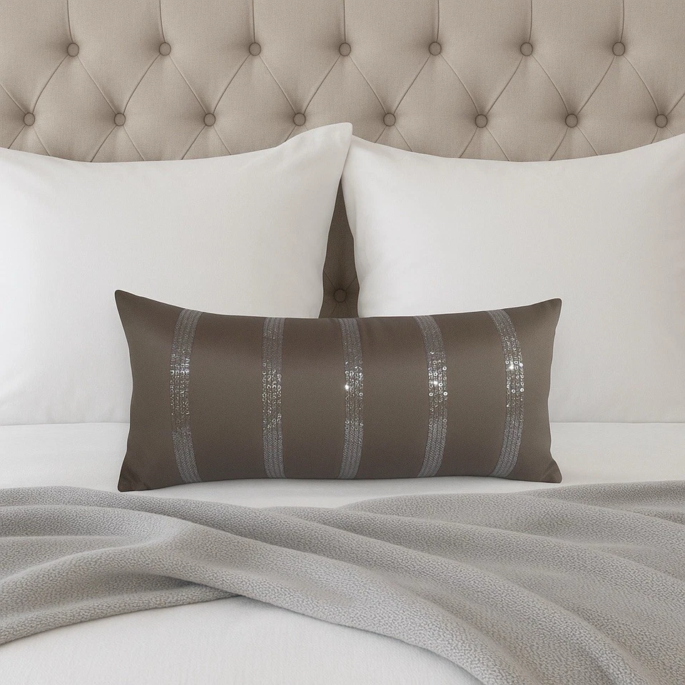 "Almohada rectangular DKNY City Pulse gris carbón plata lentejuelas 11""x22""" Foto 1 de 4