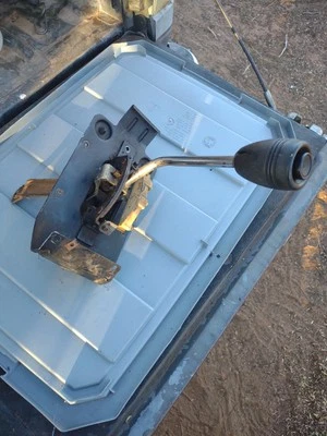 1975 CHEVROLET VEGA HATCHBACK AUTOMATIC FLOOR SHIFTER ASSEMBLY AND SHIFT HANDLE  - Imagem 1 de 4