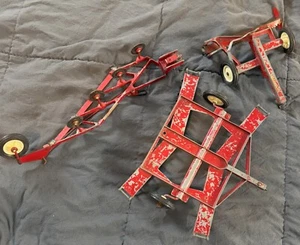 Astuccio ERTL vintage/raccoglitrice internazionale aratro a disco rosso e altri LOTTO 3 PEZZI - Foto 1 di 2