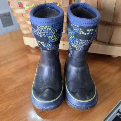 Boys Kids K Grasp Axel BOGS WATERPROOF Boots Size 9 Kids Black / Blue Pull On - Image 1 of 4