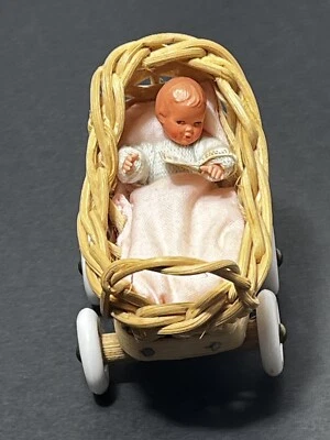 Cochecito cochecito vintage CACO bebé niña casa de muñecas cesta de mimbre Foto 1 de 4