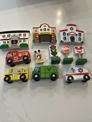 Деревянный городской игровой набор Melissa & Doug Disney 11 предметов здания, автомобили, Микки - Изображение 1 из 4