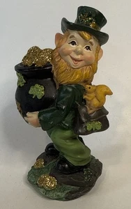 Duende del día de San Patricio con olla de oro y ardilla - Imagen 1 de 6