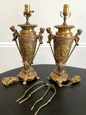 Par de lámparas de urna con mango figurativo cariátide neoclásico francés bronce latón sátiro Foto 1 de 4