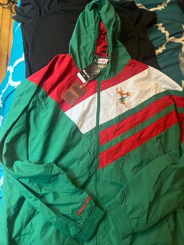 mitchell and ness Milwaukee Bucks Hooded Throwback Puffer Jacket Size 2xl Cover