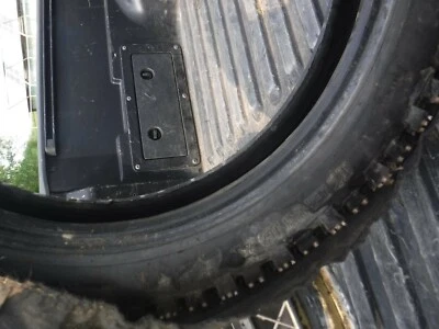 Yamaha YZ 465 1981 rueda trasera con tachuelas 400x18 neumático y tubo Kenda con tachuelas Foto 1 de 4