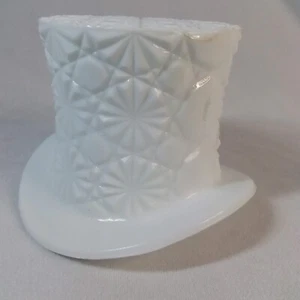 Fenton Milk Glass Top Hat - Daisy and Button Faceted Pattern Vintage Sculpture - Picture 1 of 19