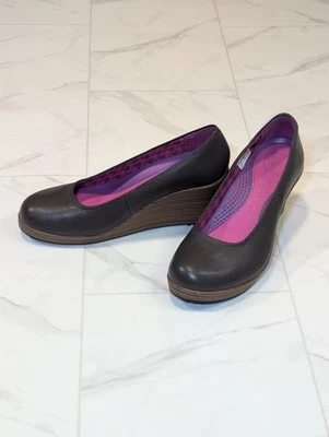 Crocs A-Leigh Tacón de cuña para mujer 8,5 cuero marrón punta cerrada sin cordones cómodo Foto 1 de 4