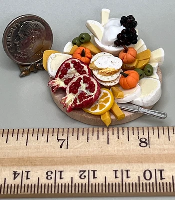 Tablero de queso de frutas artesanal 1:12 calabazas de granada firmado casa de muñecas miniatura Foto 1 de 4