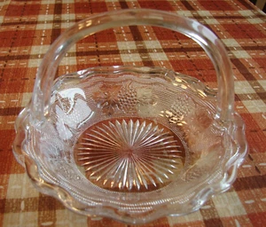 KLEINER KLARGLASKORB MIT GRIFF 4" HOCH - BONBONIERE? - Bild 1 von 2