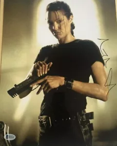 Foto firmada autografiada de Angelina Jolie 11x14 Tomb Raider Beckett Certificado de Autenticidad - Imagen 1 de 1