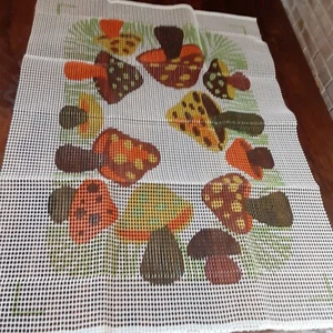 Vintage 70s Mushroom Rug/ Wall Hanging Unfinished,Era tones.Crafts - Foto 1 di 7