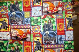 HOGWARTS SCENES IN STAINED GLASS FROM "HARRY POTTER" - 100% COTTON FABRIC - Picture 1 of 6