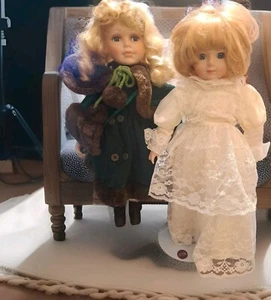 Porzellan Puppen Winter Urlaub formell PAAR beide auf Ständer - Bild 1 von 3