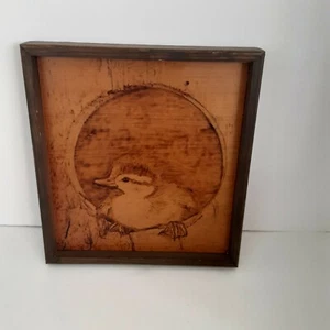 Arte de pared de madera de patito grabado firmado por artista masculino encantador - Imagen 1 de 6