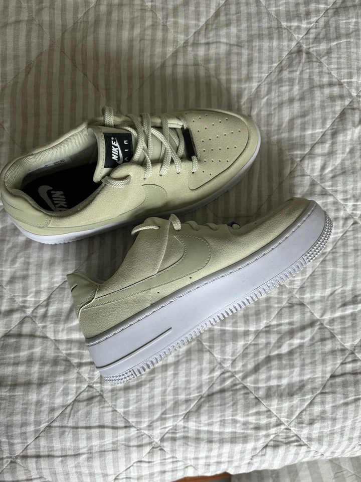 Talla 6.5 - Nike Air Force 1 Sage Low Olive Aura W Foto 1 de 4