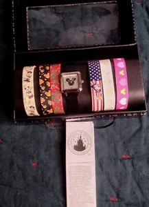 Disney Parks Uhr mit saisonalen Mickey Mouse Kunstleder Armbändern NEU - Bild 1 von 6