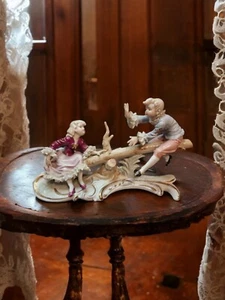 PORCELANA ESTILO DRESDE VINTAGE NIÑO Y NIÑA EN BALANCÍN CON VOLANTES Y ENCAJE 28 cm - Imagen 1 de 16