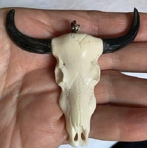 VINTAGE ALASKAN LGE WHITE & BLACK CARVED LONGHORN SKULL PENDANT W/STERLING BALE - Picture 1 of 12