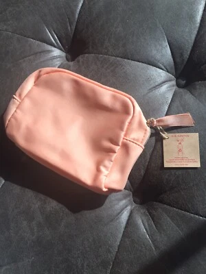 NUEVO Clarins Rosa Claro Maquillaje Viaje Cremallera Bolsa Eco Material Reciclado Satinado Foto 1 de 4