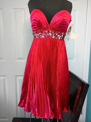 Vestido de graduación Night Moves rojo nuevo con defectos talla 4 con etiquetas nunca usado Foto 1 de 4