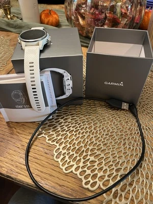 Garmin fēnix 5S, eine Multisport GPS Smartwatch. Weißes/Carrara weißes Band.  - Bild 1 von 4