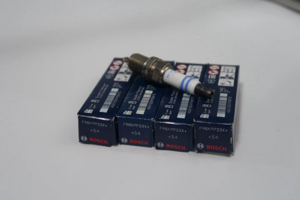 4 x BOSCH SPARK PLUGS DOUBLE PLATINUM FR6KPP33X+  - Image 1 of 4