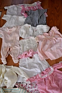 Vintage großes Puppen-/Babypuppenkleidungspaket - wie besehen - 13 Teile - Bild 1 von 5