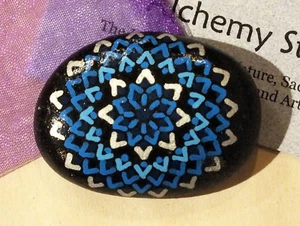 Kleinerer handbemalter Alchemie Stein m. aufwendigem blauem & silbernem Mandala Design - Bild 1 von 5