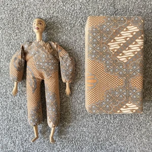 Bambola Bali Indonesia Boneka in legno dipinto a mano con scatola batik abbinata vintage - Foto 1 di 11