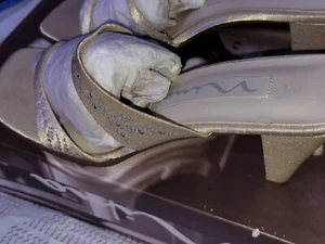 Womens Nina Yvonne gold Glimmer slip on sandles size 7.5M - Picture 1 of 5
