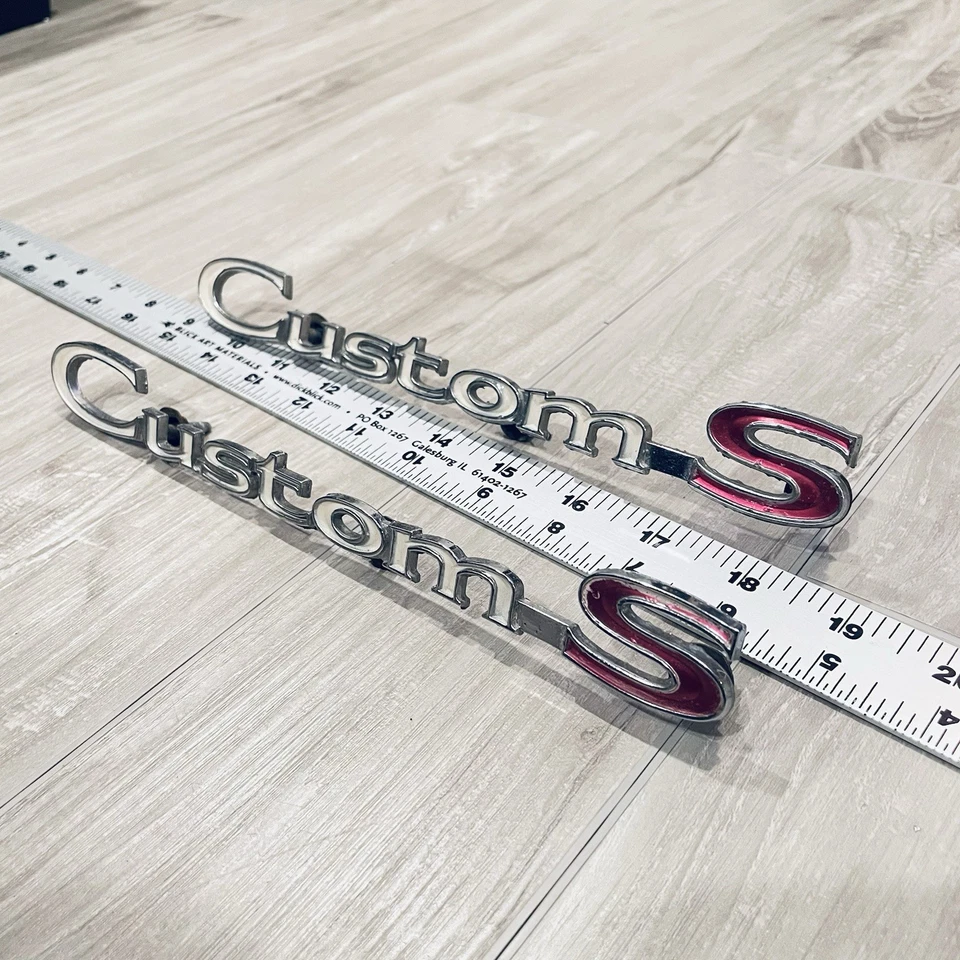 1968 69 PONTIAC TEMPEST CUSTOM S FENDER ЭМБЛЕМА OEM 9794874 GM пара комплект значков - Изображение 1 из 4