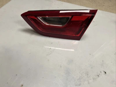 Luz trasera interior lateral del pasajero Chevrolet Malibu 2016-2025 OEM 84130997 Foto 1 de 3