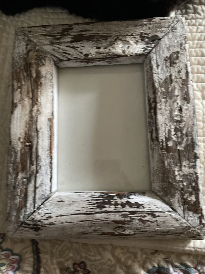 Auténtico marco de madera vintage añadido respaldo y vidrio para foto de 5” X 7” en mal estado  Foto 1 de 4