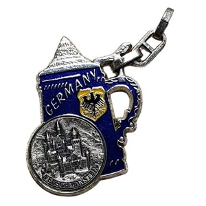 VINTAGE DEUTSCHLAND EMAILLE BIERKRUG SOUVENIR SCHLÜSSELANHÄNGER mit Münze Anhänger - Bild 1 von 5