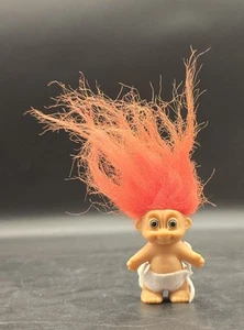 Vintage Russ Troll bambola bambino in pannolino bianco capelli arancioni occhi bianchi 2" - Foto 1 di 3