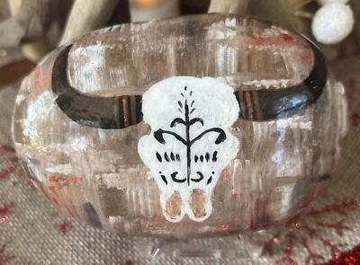 Arte en piedra coleccionable pintado a mano de roca “cráneo occidental de vaca/toro” decoración al aire libre Foto 1 de 4