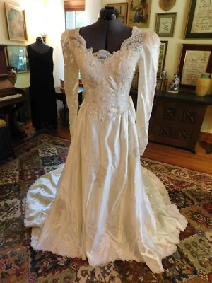 GORGEOUS OFF-WHITE VINTAGE SATIN & ALENCON LACE LONG SLEEVE GOWN 1970-80'S S6 - Image 1 of 4