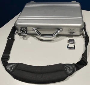 Matias Laptop Armor 14in/15in/17in Aluminum Slim Laptop Case (Must Fix 1 Latch) - Photo 1/6