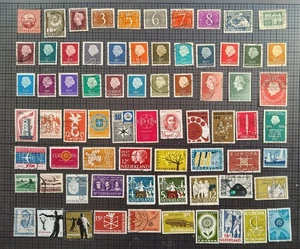 Netherlands Stamp Lot of 71. Scott's 323...444. Used. sal's stamp store. - Imagen 1 de 1