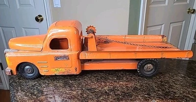 Vintage 1950s Structo Toy Orange Flatbed Tow Truck Pressed Steel W/ Chain & Hook - Image 1 of 4