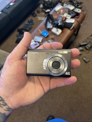 FOR PARTS ONLY Sanyo VPC T700 7.0MP Digital Camera - Black UNTESTED - Image 1 of 2