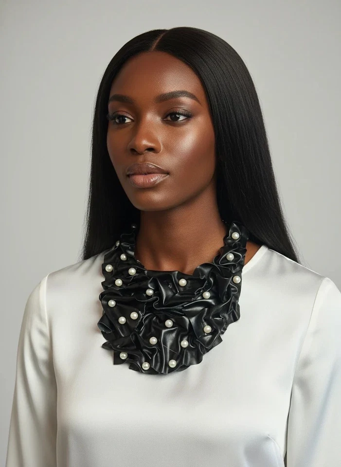 Collar con volantes de cuero negro adornado con perlas - Joyería de alta costura Foto 1 de 4