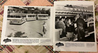 UNIVERSAL STUDIOS HOLLYWOOD zwei 8x10 Pressefotos John Wayne 1994 Glamour Straßenbahnen