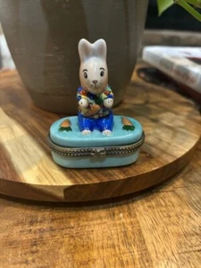 Vintage Bunny Rabbit Porcelain Trinket Box - Picture 1 of 3